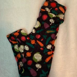 Like new LuLaRoe vegetable leggings! One size.